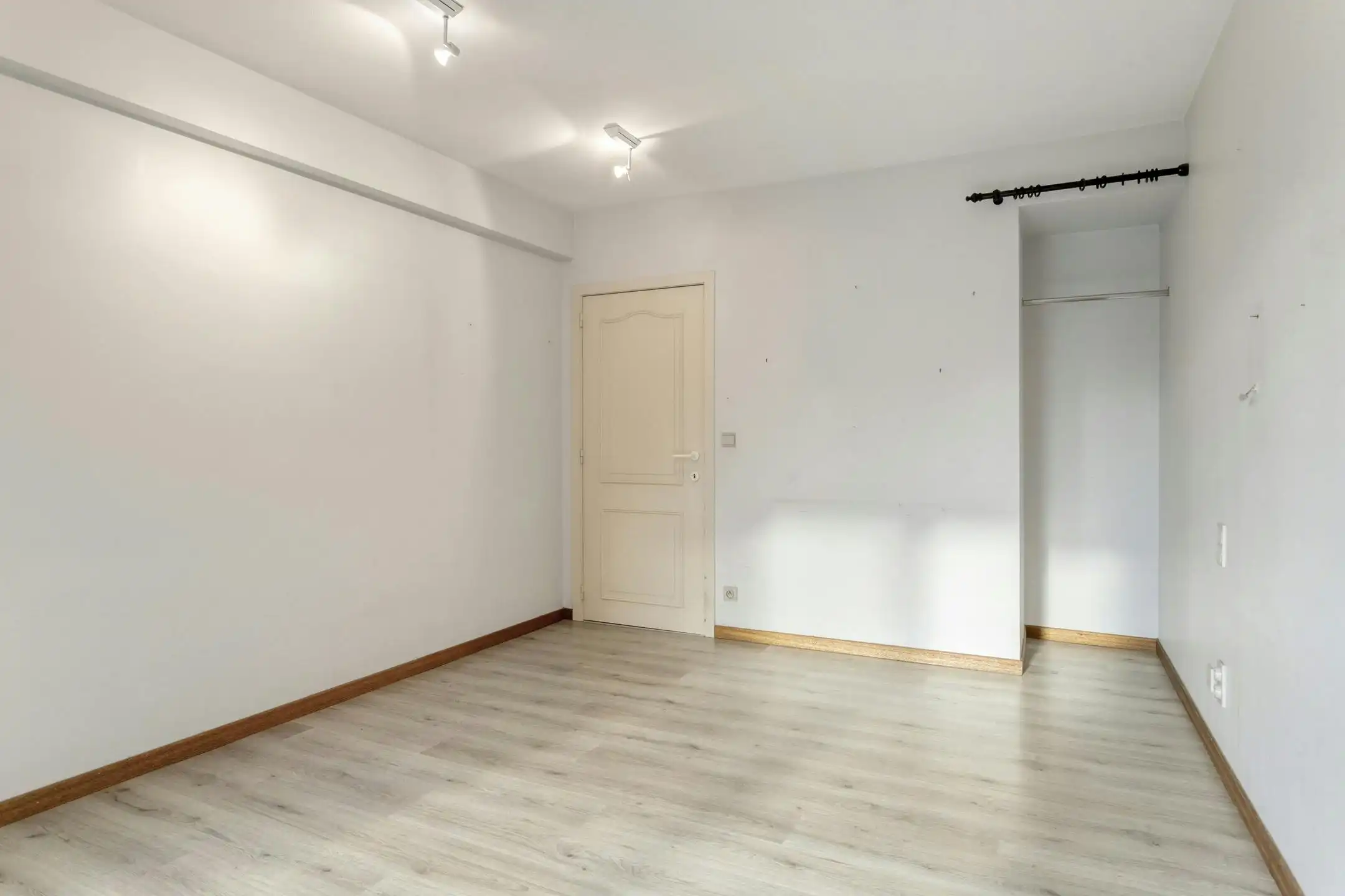 Instapklaar energiezuinig appartement met 2 slaapkamers in hartje Roeselare foto 6