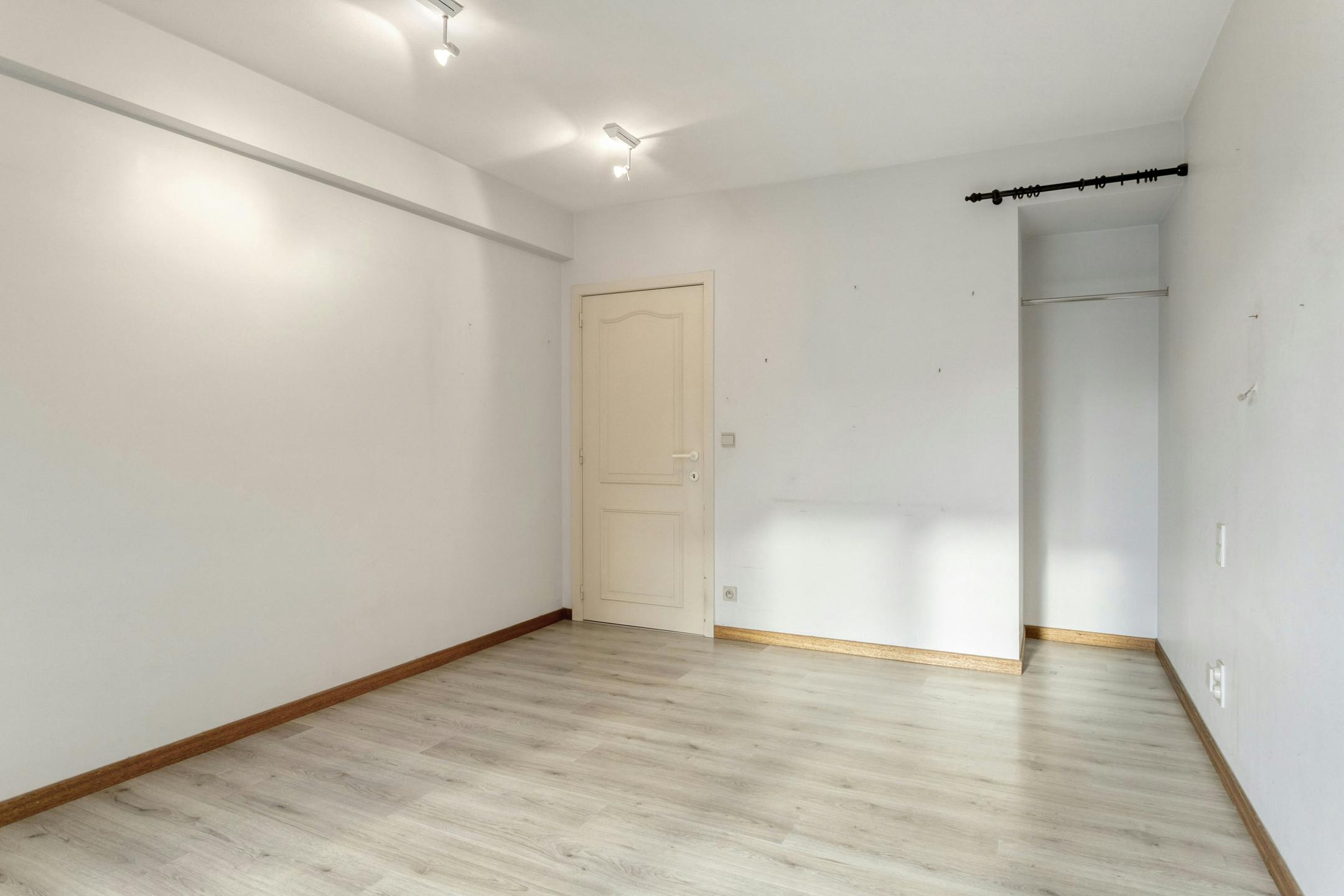 Instapklaar energiezuinig appartement met 2 slaapkamers in hartje Roeselare foto 7