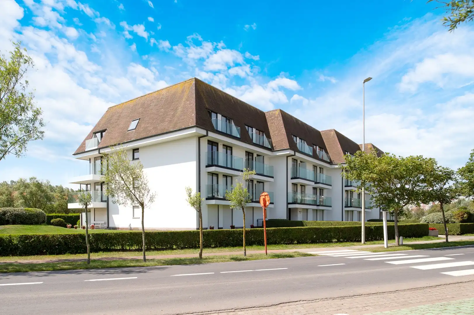 Stijlvol gerenoveerd appartement op toplocatie in het Zoute. foto 15