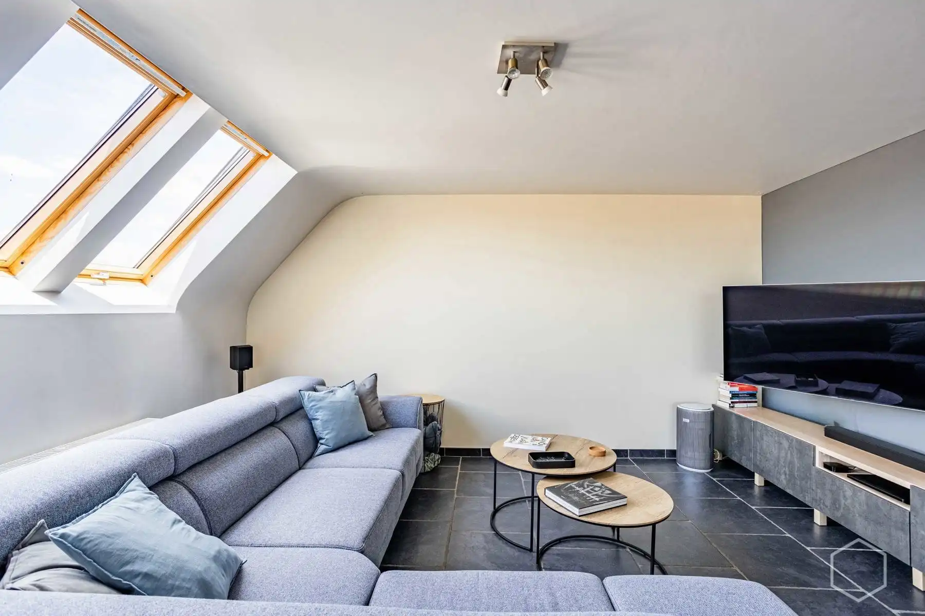 Lichtrijk duplexappartement met 4 slaapkamers en airco's foto 5