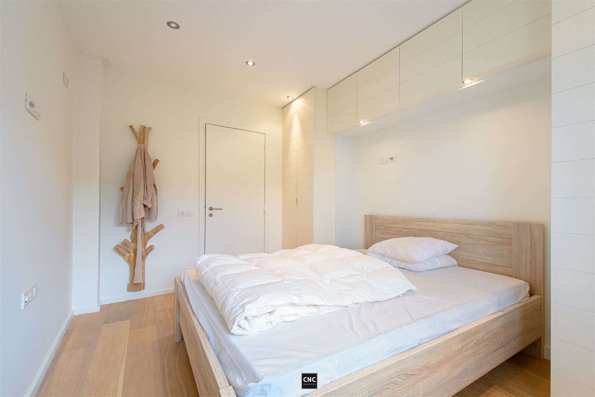 Ruim en lichtrijk appartement met zonnig terras op toplocatie in Knokke. Rustig gelegen in een karaktervolle residentie met prachtig open zicht op groen en de typische Zoute-villaatjes. foto 16