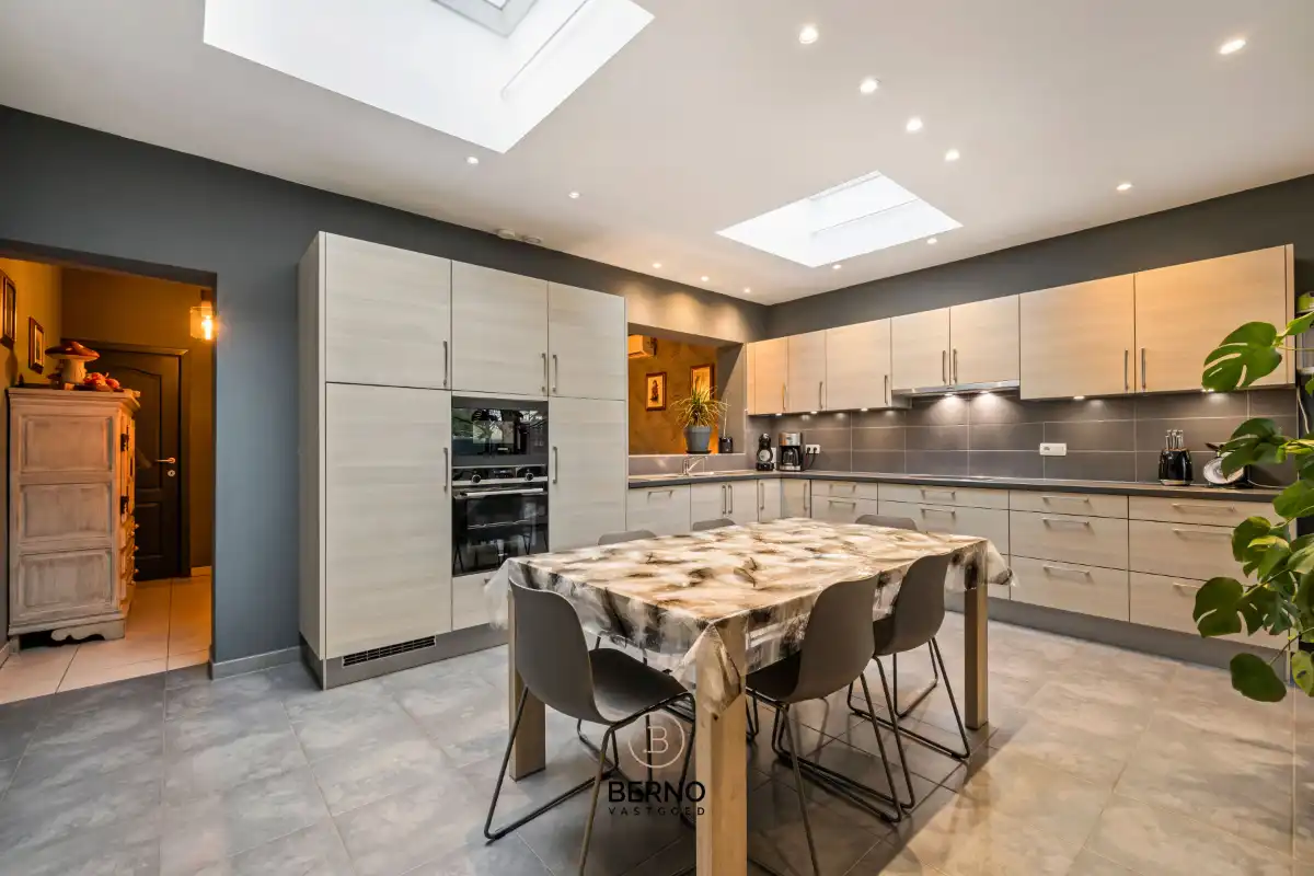 Ruime, gerenoveerde woning met knappe tuin foto 8