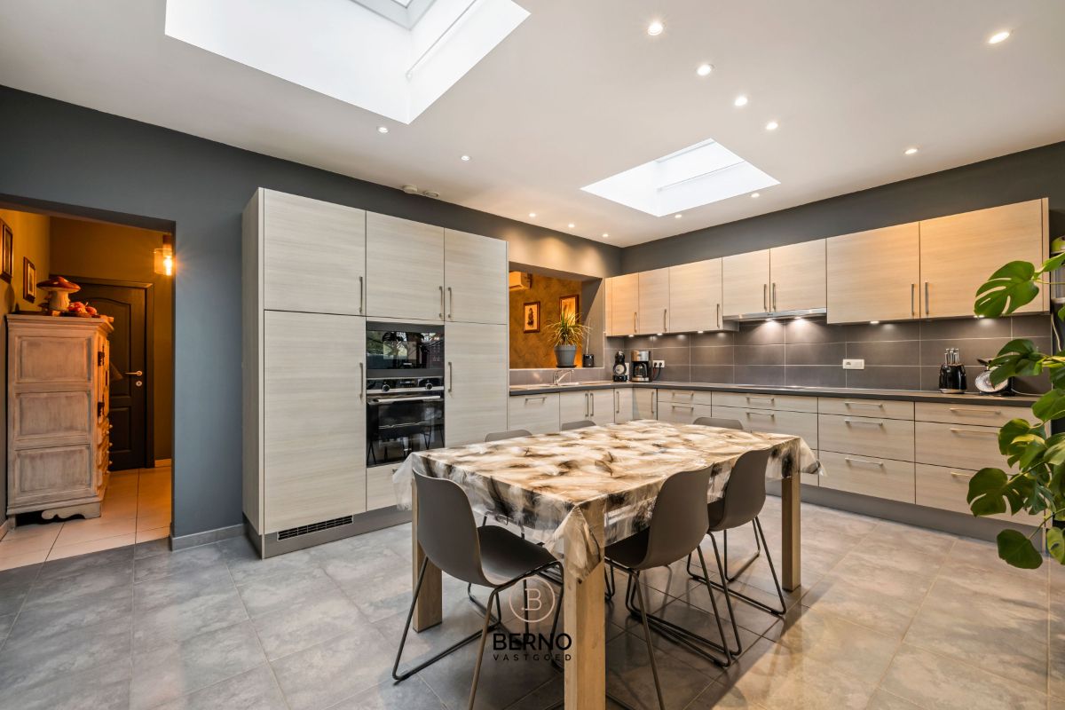 Ruime, gerenoveerde woning met knappe tuin foto 8