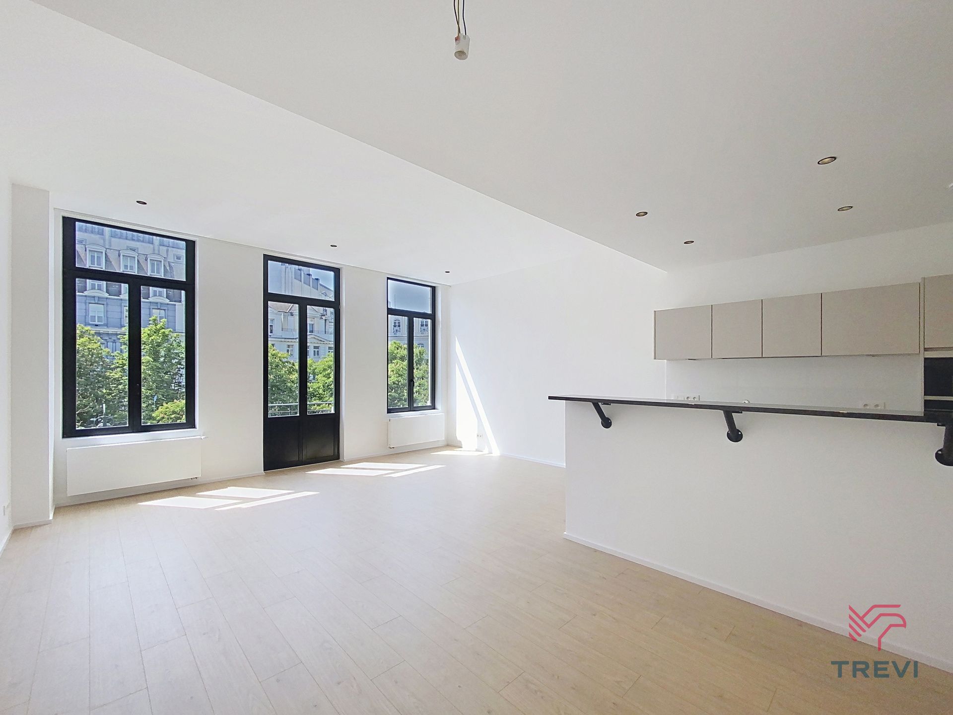 Prachtige NIEUWE duplex met 3 slaapkamers! foto {{pictureIndex}}