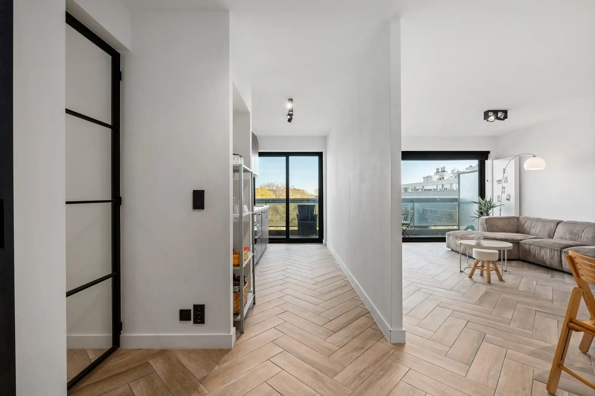 Gerenoveerd appartement met ruim terras foto 2
