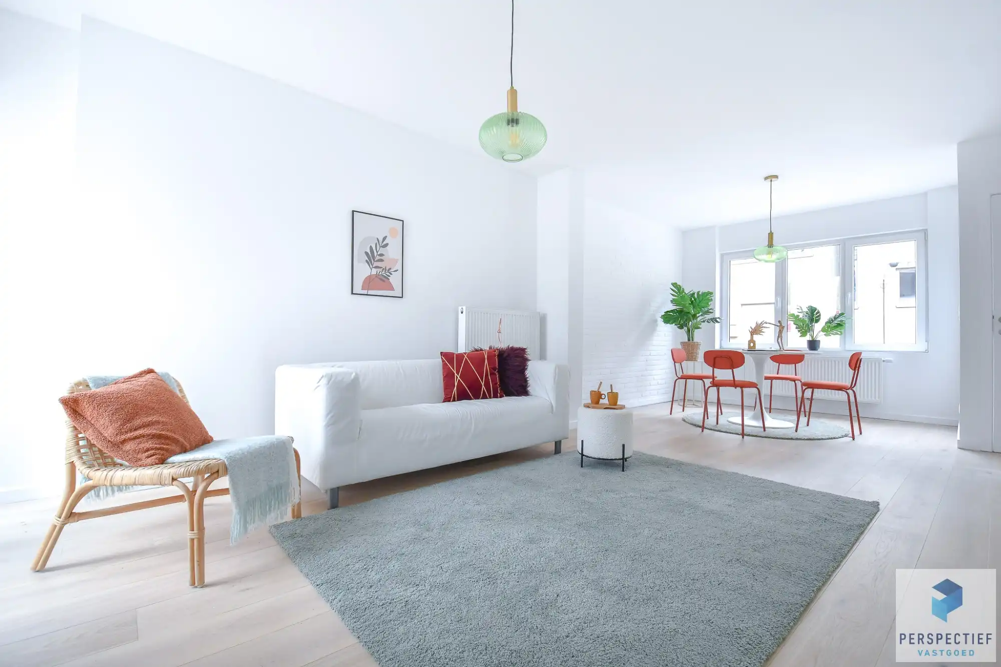 Vernieuwde woning met 3 slaapkamers en ZONGERICHTE tuin met uitweg en GROTE GARAGE foto 3