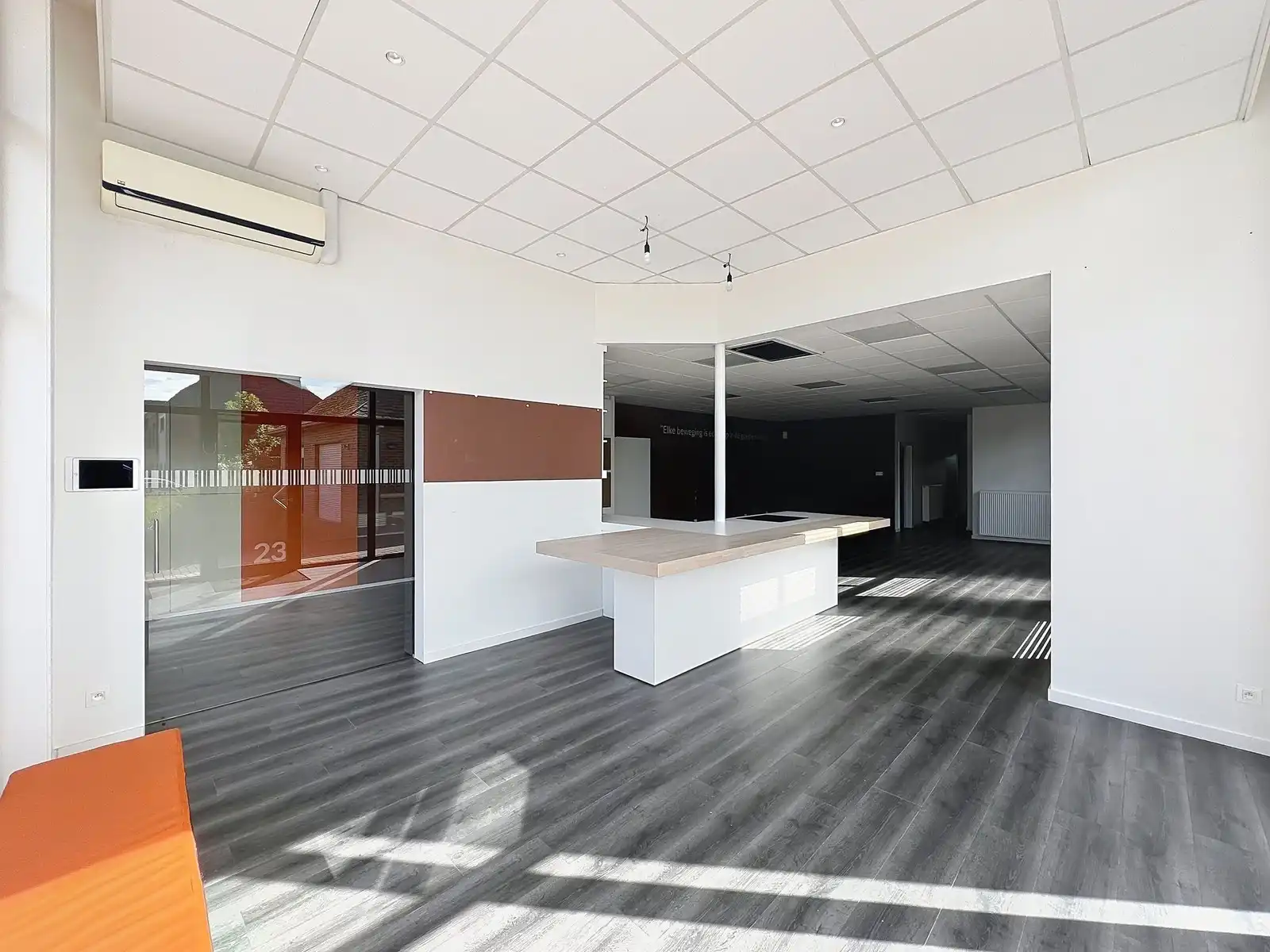 Instapklaar lichtrijk GERENOVEERD pand met mooie open kantoor/praktijkruimte en 4 aparte burelen/consultatieruimtes. foto 9