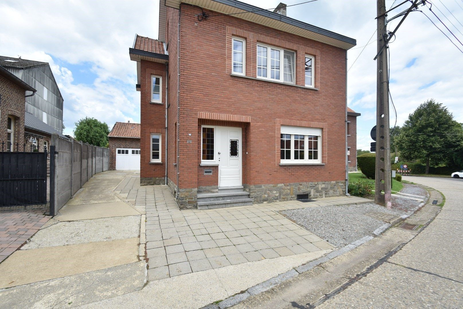 IN OPTIE - Netjes gerenoveerde halfvrijstaande woning HOESELT met twee slaapkamers, garage en tuin op 5a59ca.  foto 1