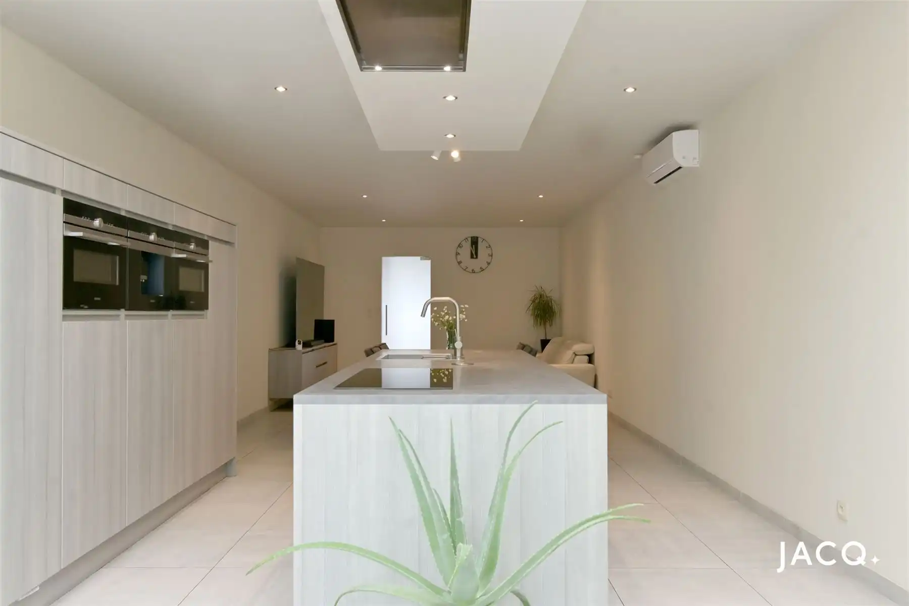 Gerenoveerde woning met 2slpk's, ruim terras en garage! foto 3