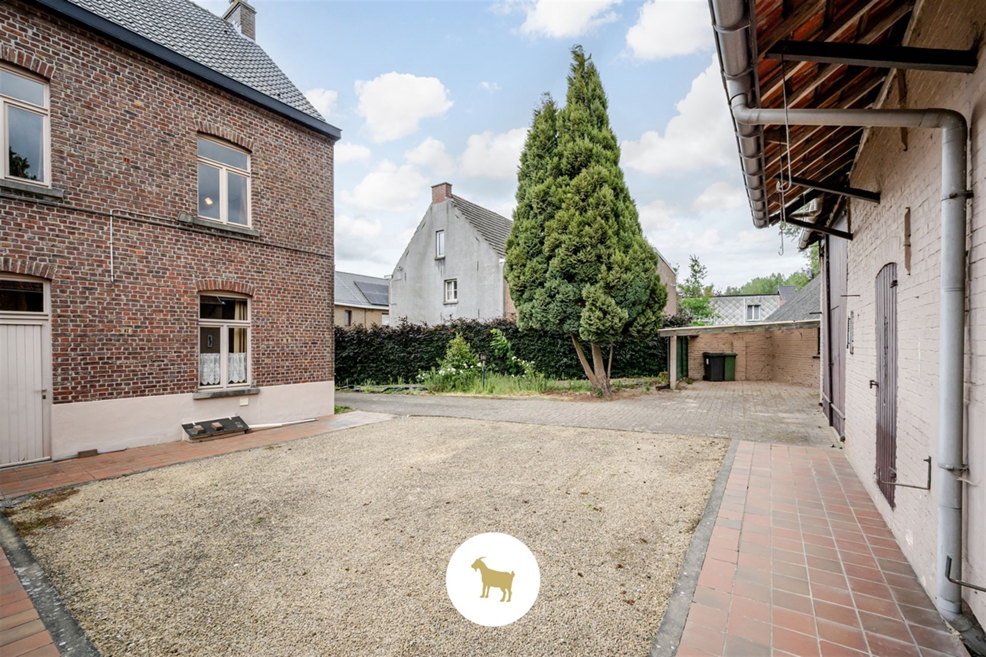 Ruime DORPSWONING met SCHUUR, BIJGEBOUW, BINNENKOER, TUIN & 4 (tot 5) SLAAPKAMERS, op een PERCEEL grond van ca. 920m² foto 8