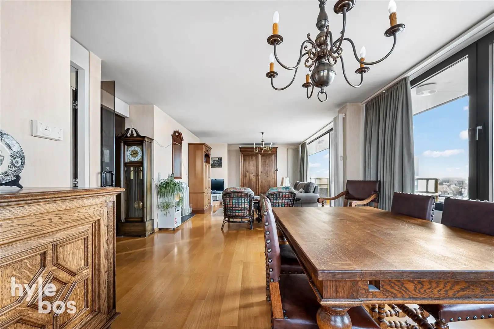 Centraal gelegen 3 slaapkamer appartement met parking foto 9