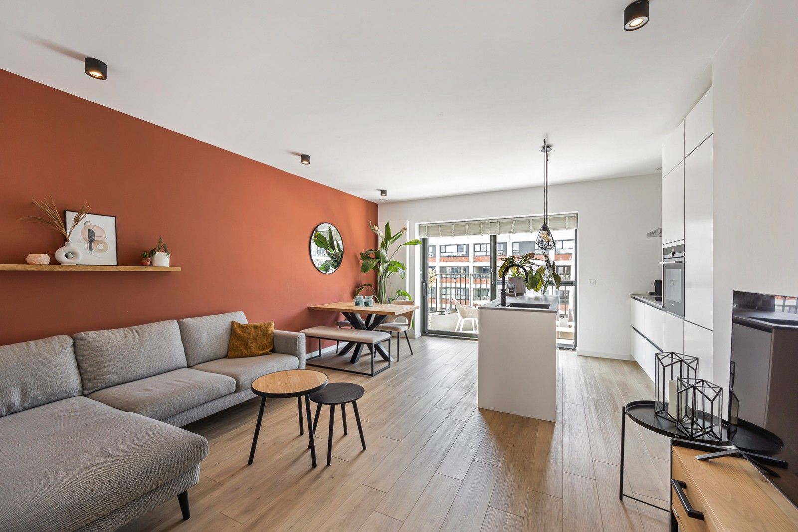 Compleet appartement met 2 slaapkamers, terras, kelder en parking. foto 3