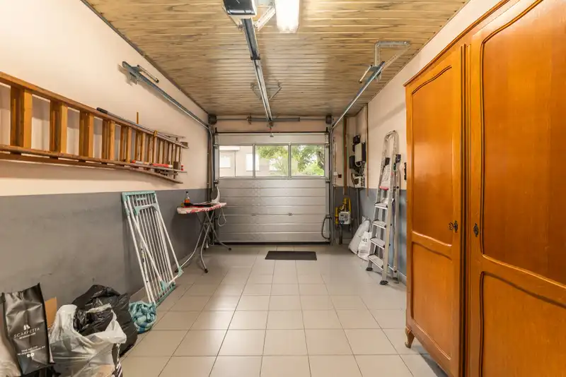 Roeselare : Robuuste halfopen bebouwing op 353 m² met verrassend veel ruimte en zuidgerichte tuin foto 9