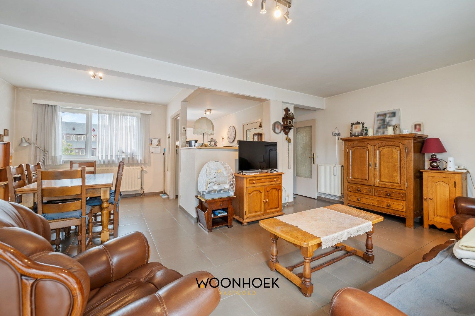 Residentieel gelegen appartement aan de Markt te Zelzate foto 2