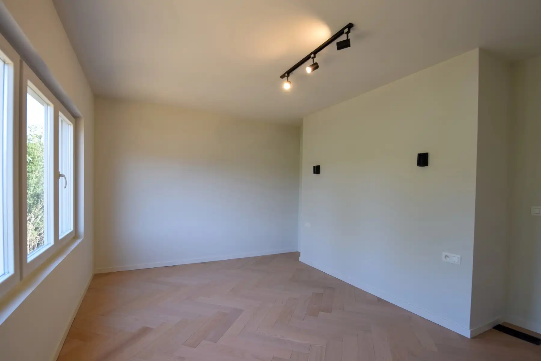 WONING IN DOODLOPENDE STRAAT MET ZICHT OP WEILANDEN foto 15