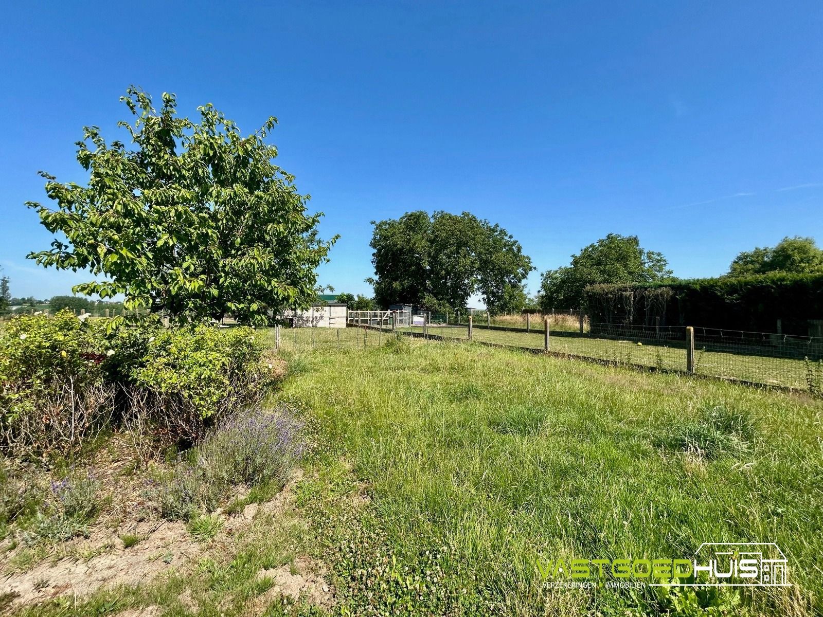 Hedendaagse gezinswoning met tuin en loods foto 30