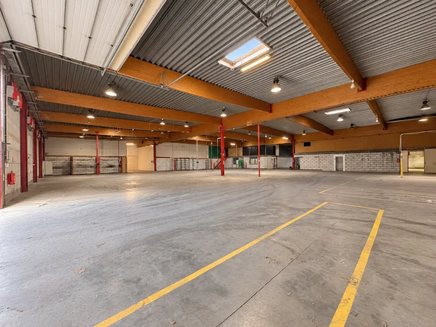 Bedrijfsgebouw +/- 3.021 m² met magazijn en kantoren in Marke foto 6