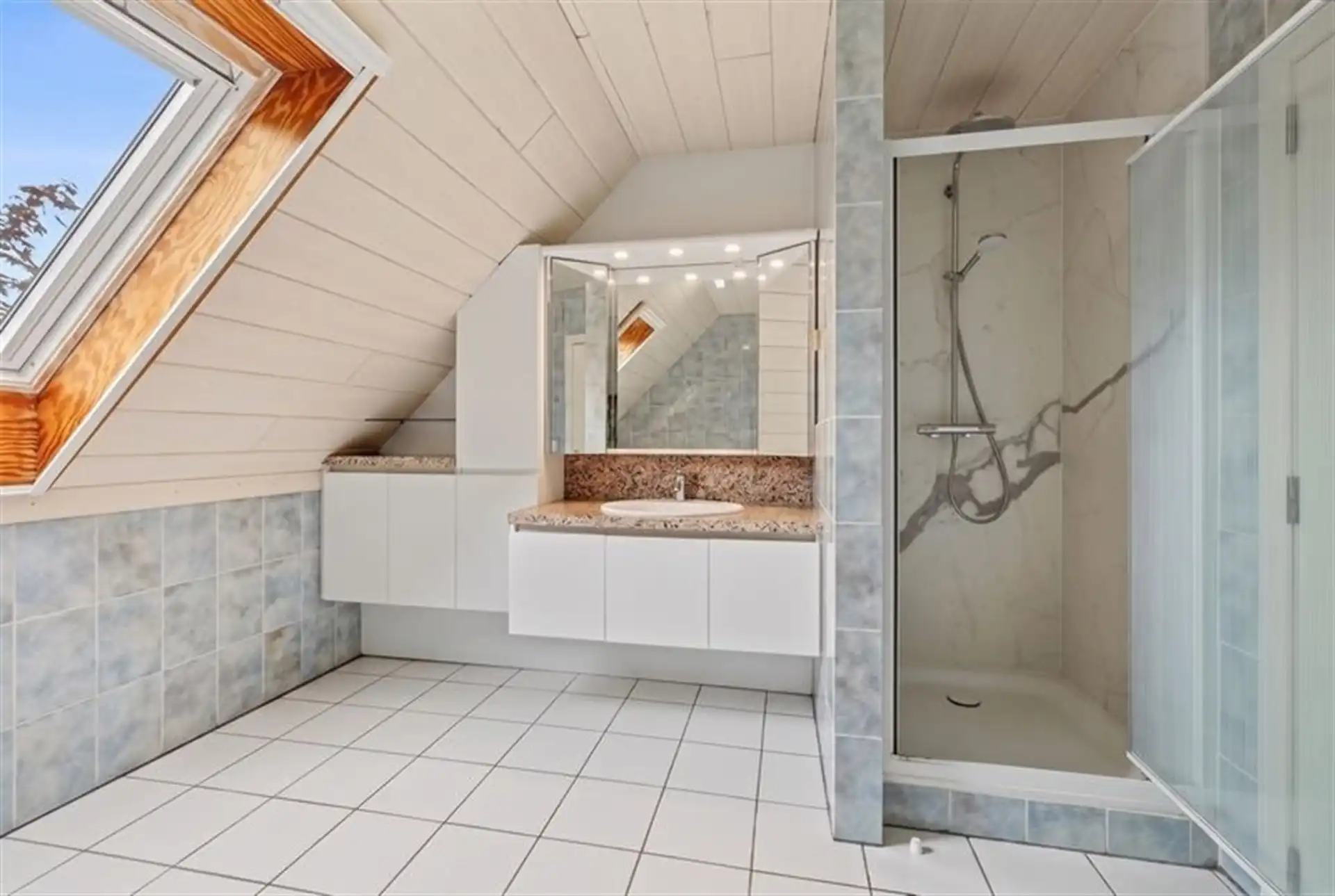 Uitstekend gelegen gezinswoning met 4 slaapkamers + bureau en ruime garage foto 19