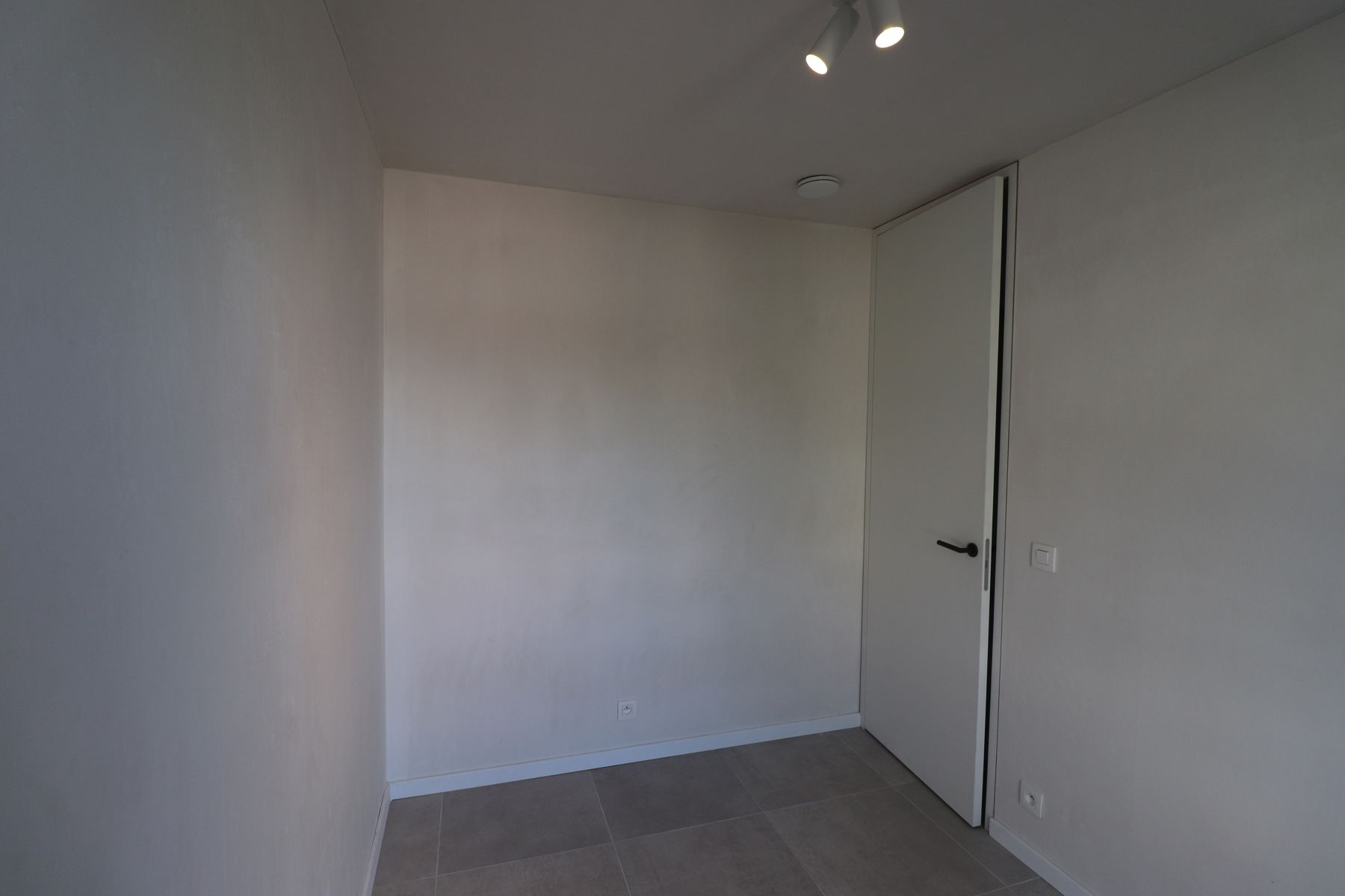 Prachtig nieuwbouwappartement met 2 slaapkamers, groot overdekt terras, autostaanplaats en berging. foto 12