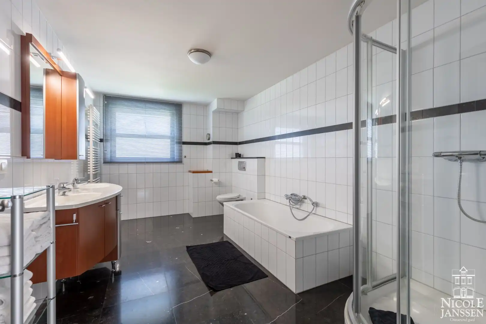 Luxueus ingerichte villa met vier slaapkamers en verzorgde tuin foto 28