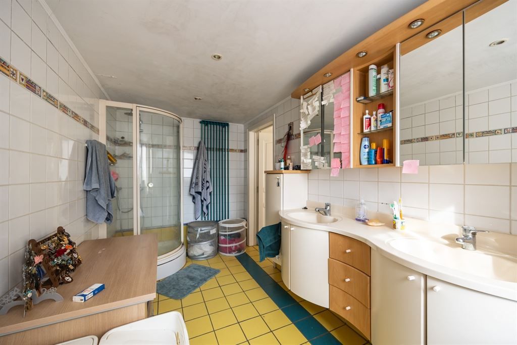 Ruime op te frissen woning met groene tuin! foto 10