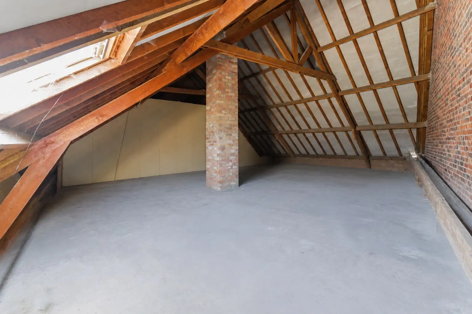 Statige stadswoning met uitzonderlijke volumes, garage en prachtige tuin in hartje Ieper foto 30