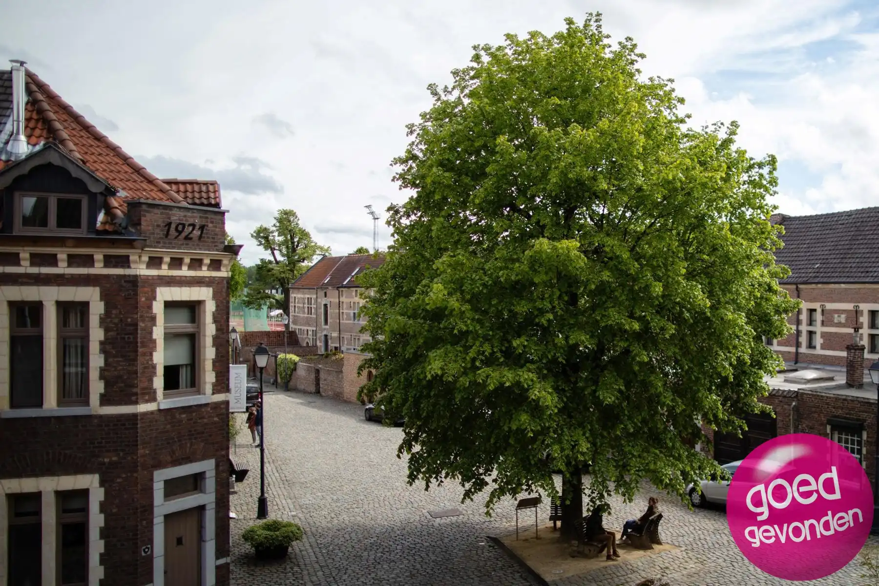 Authentieke begijnenwoning + bouwperceel met 6 garageboxen foto 27