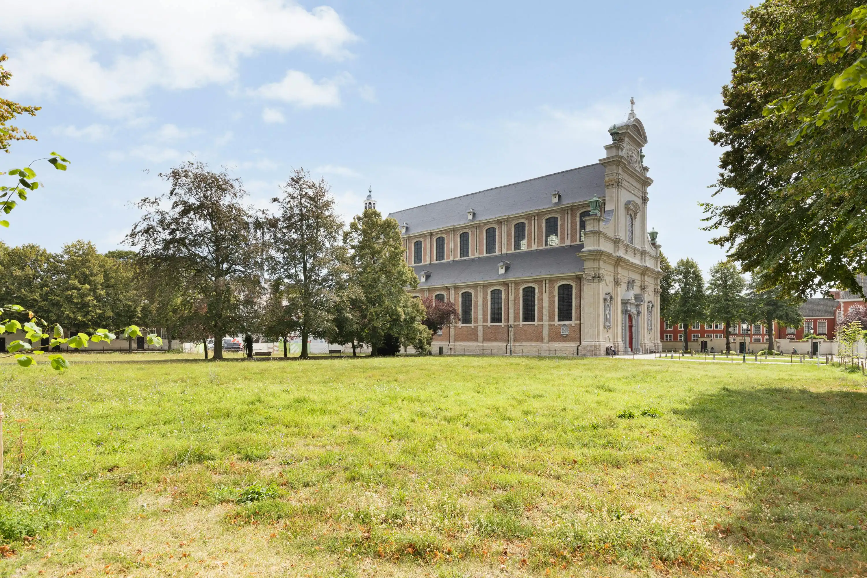 Ruim appartement met groot terras tegenover het Begijnhof foto 15