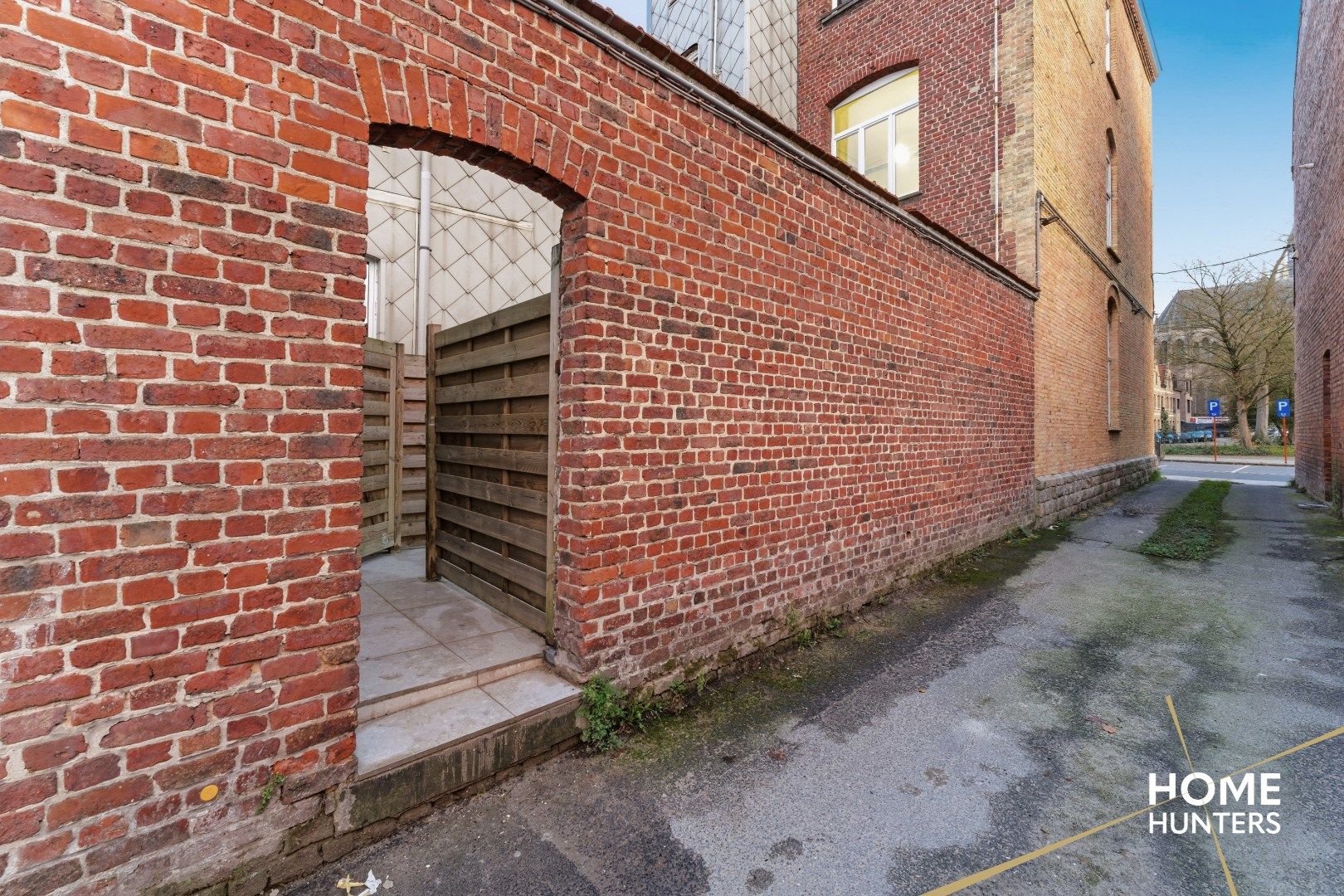 Ruim éénslaapkamer appartement met uniek zicht op het astridpark en de Sint Maartens Kathedraal te Ieper foto 22