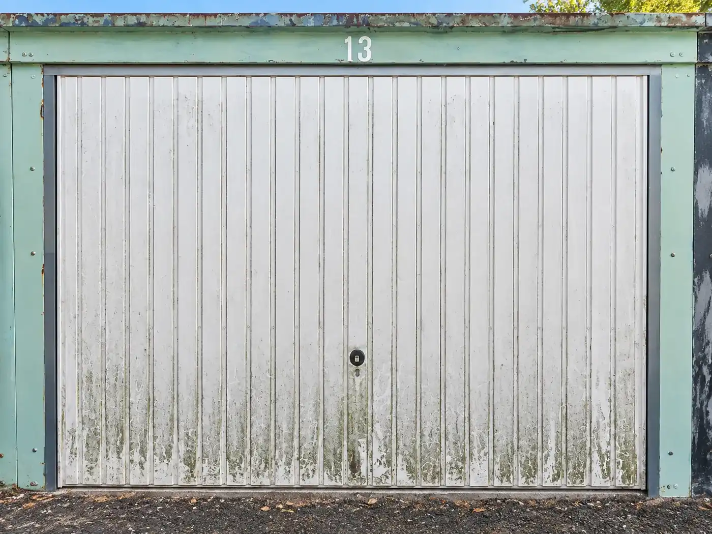 Bovengrondse garagebox nummer 13 te huur in de Camiel van de Busschestraat 9 te Brugge (Assebroek). foto 3
