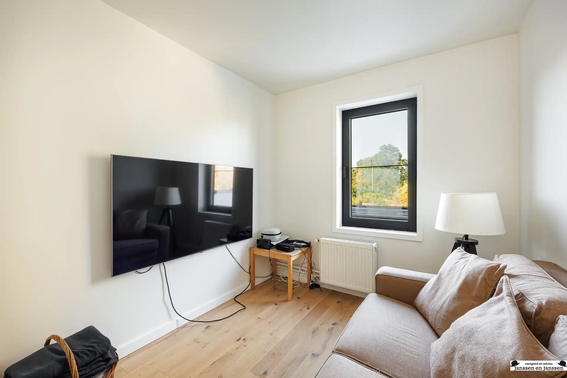 Prachtig gerenoveerde woning met 4 slaapkamers, garage en zonnige tuin foto 16