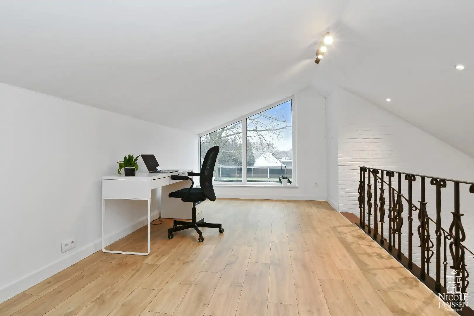 Charmante vrijstaande gezinswoning met grote garage en mooie tuin   foto 20