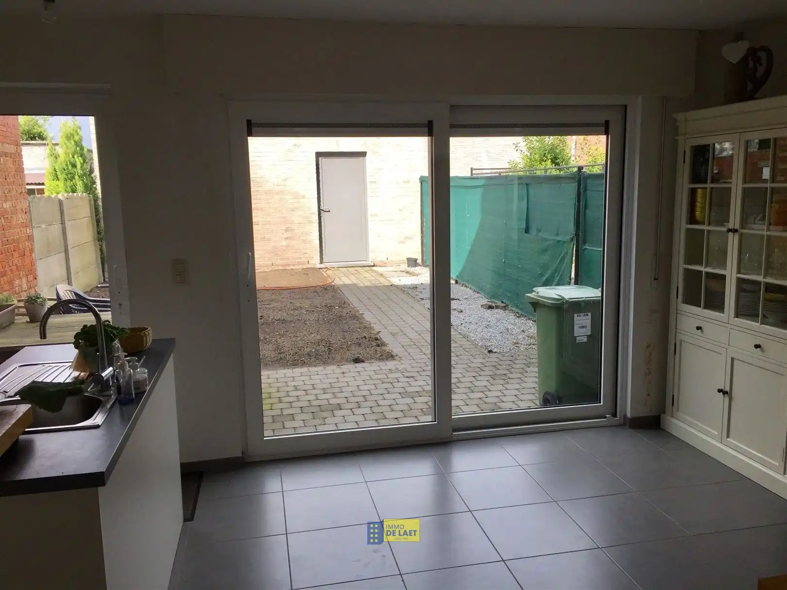 Half open bebouwing met 4 slk, tuin en grote garage. foto 5