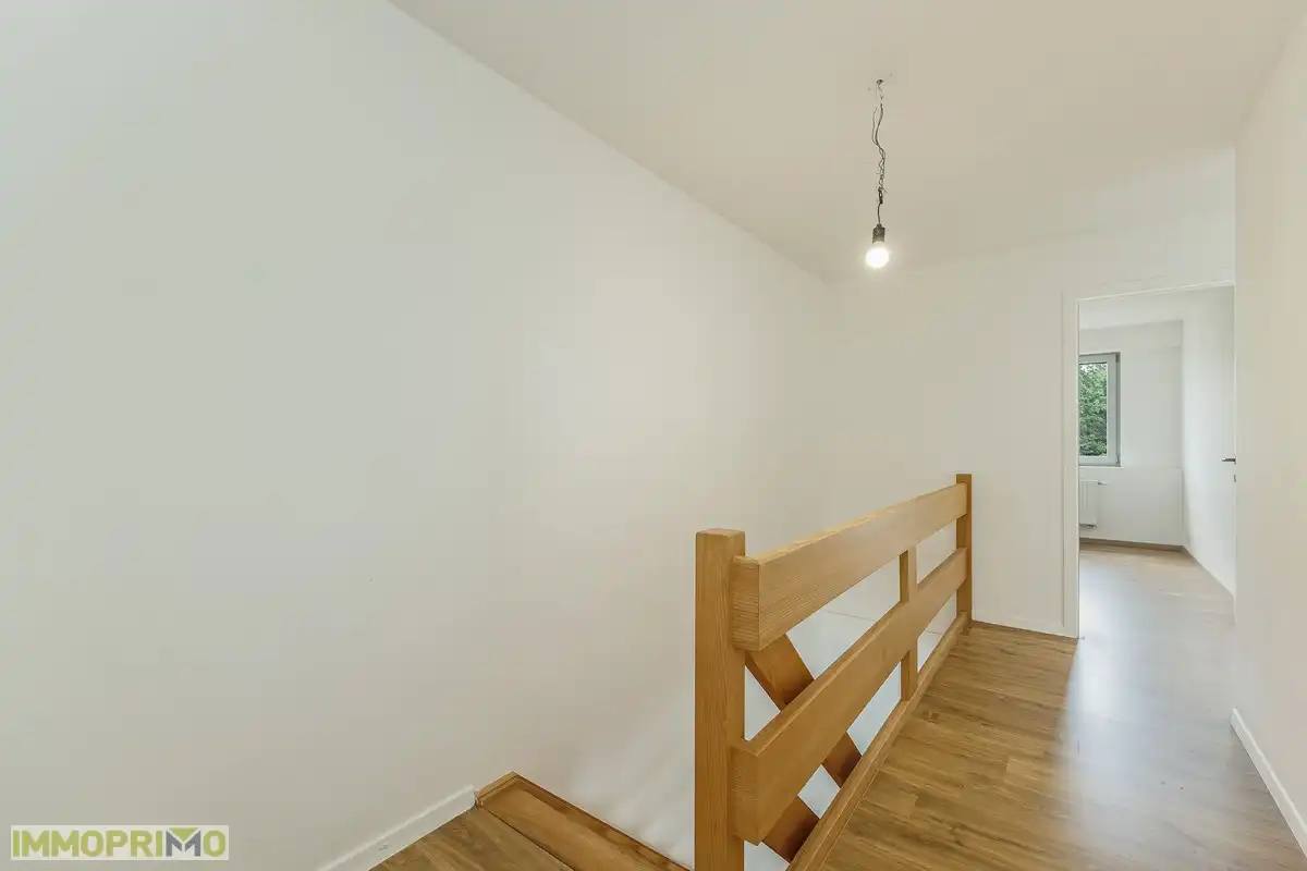 Instapklare moderne gezinswoning met lichtrijke leefruimte en gezellige stadstuin foto 13