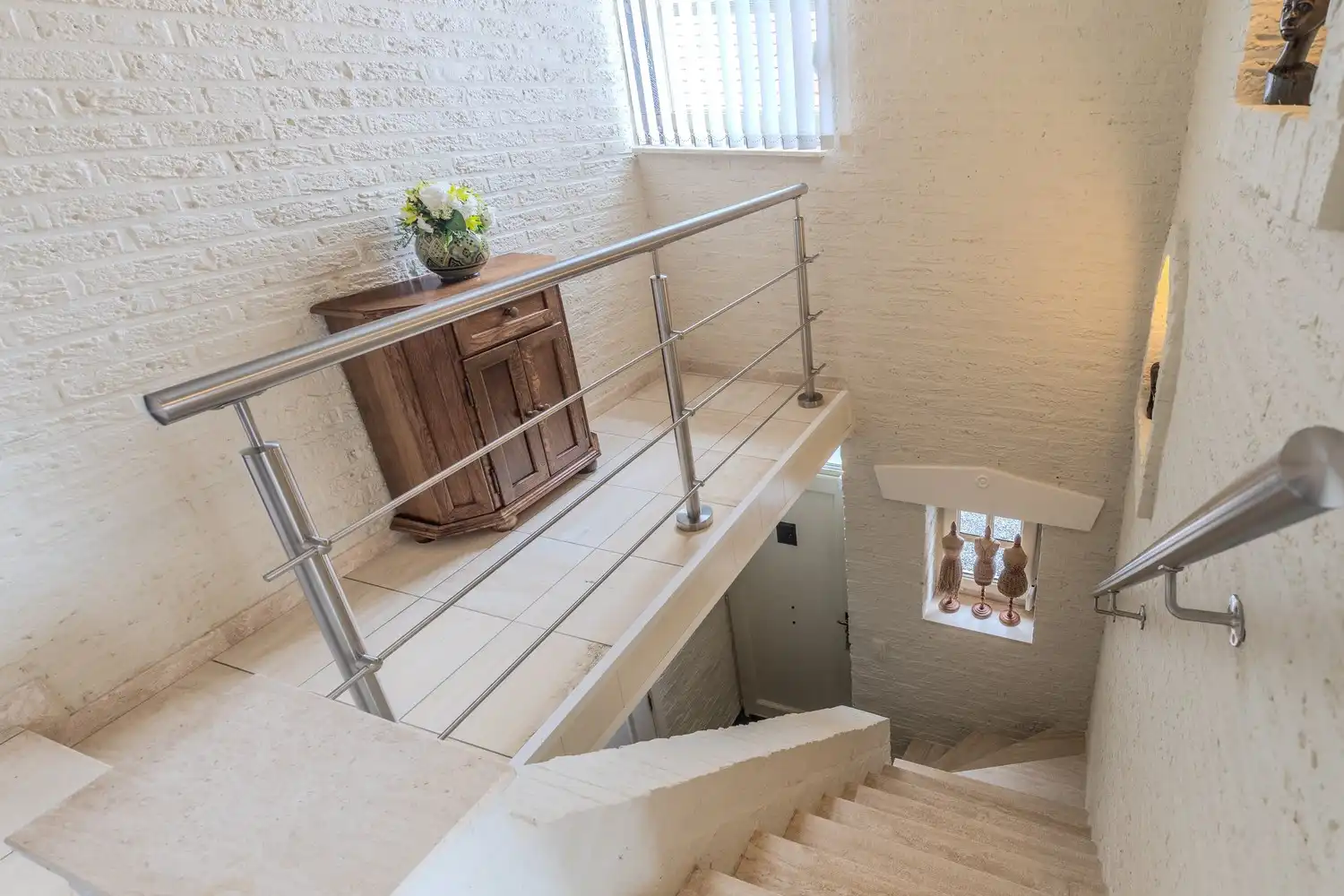 Instapklare woning met drie slaapkamers, ruime tuin en twee garageboxen in hartje Rekem! foto 27