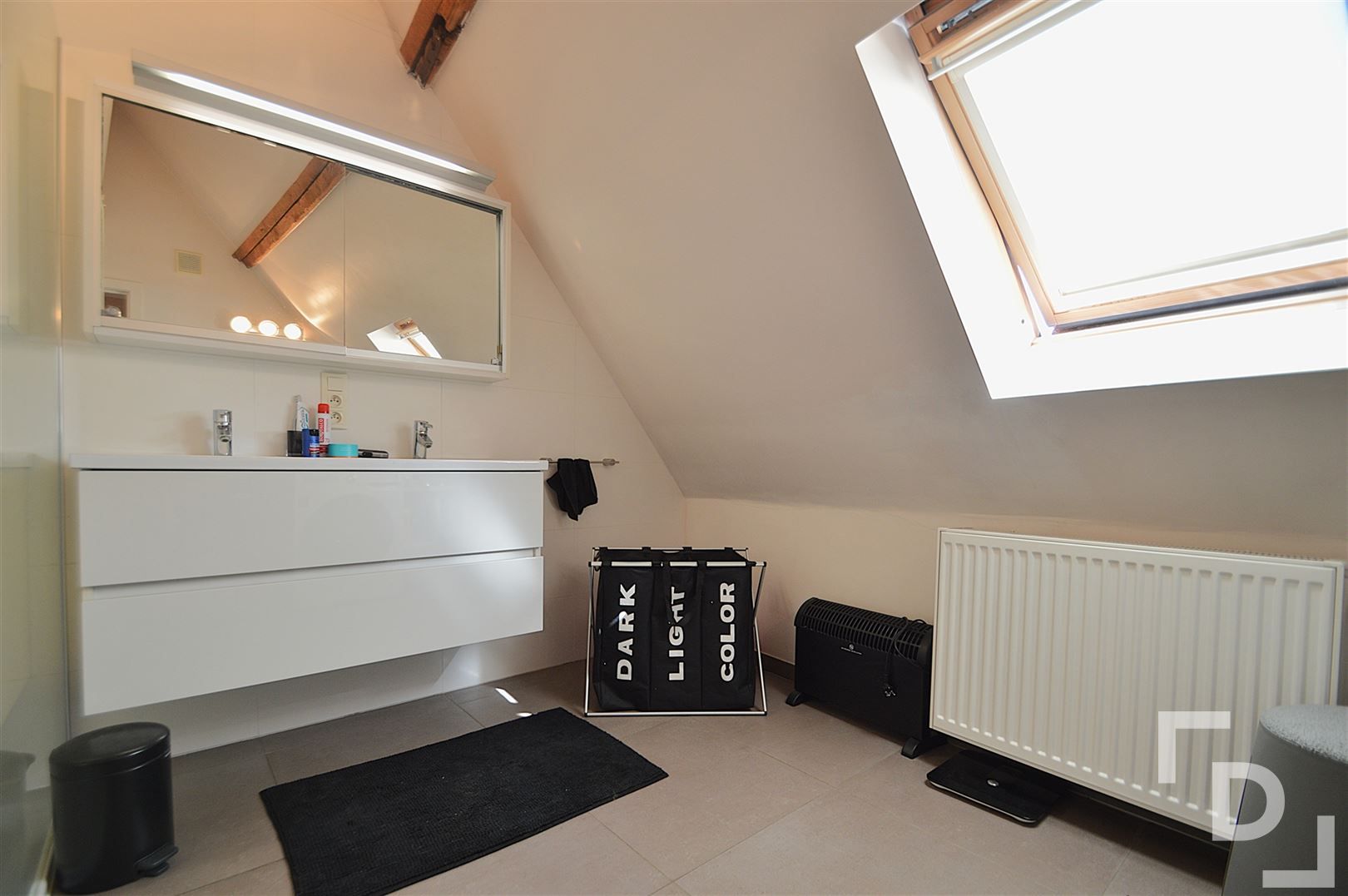 Ruim duplex appartement met garage te huur op toplocatie in Ieper foto 12