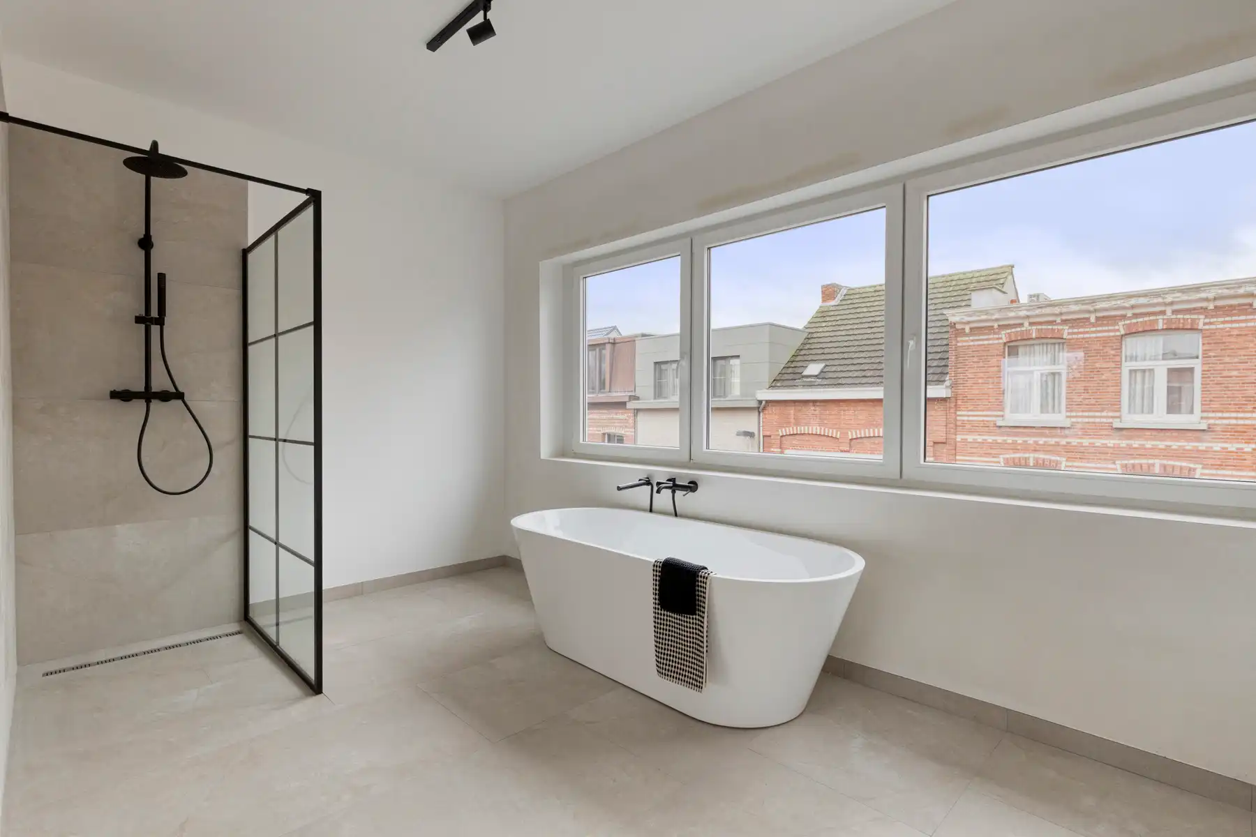 IN OPTIE - Energiezuinige vernieuwde woning met 4 slaapkamers. foto 19