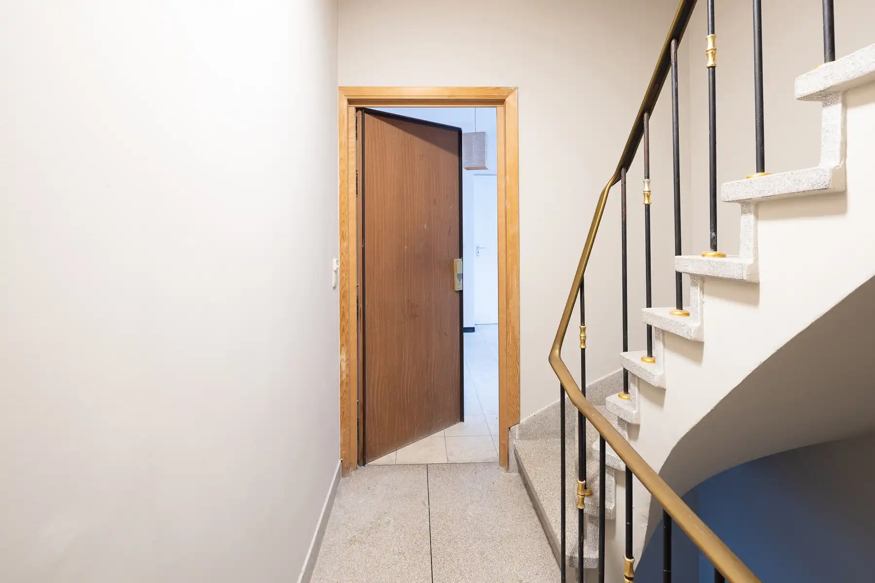 Te renoveren appartement met twee slaapkamers foto 2