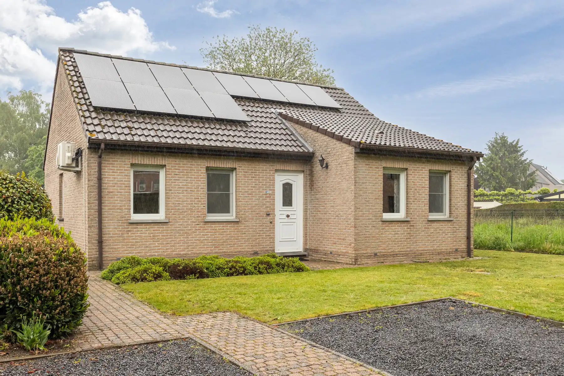 WAAUW! open bebouwing met tuin, zonnepanelen en veel privacy foto 2