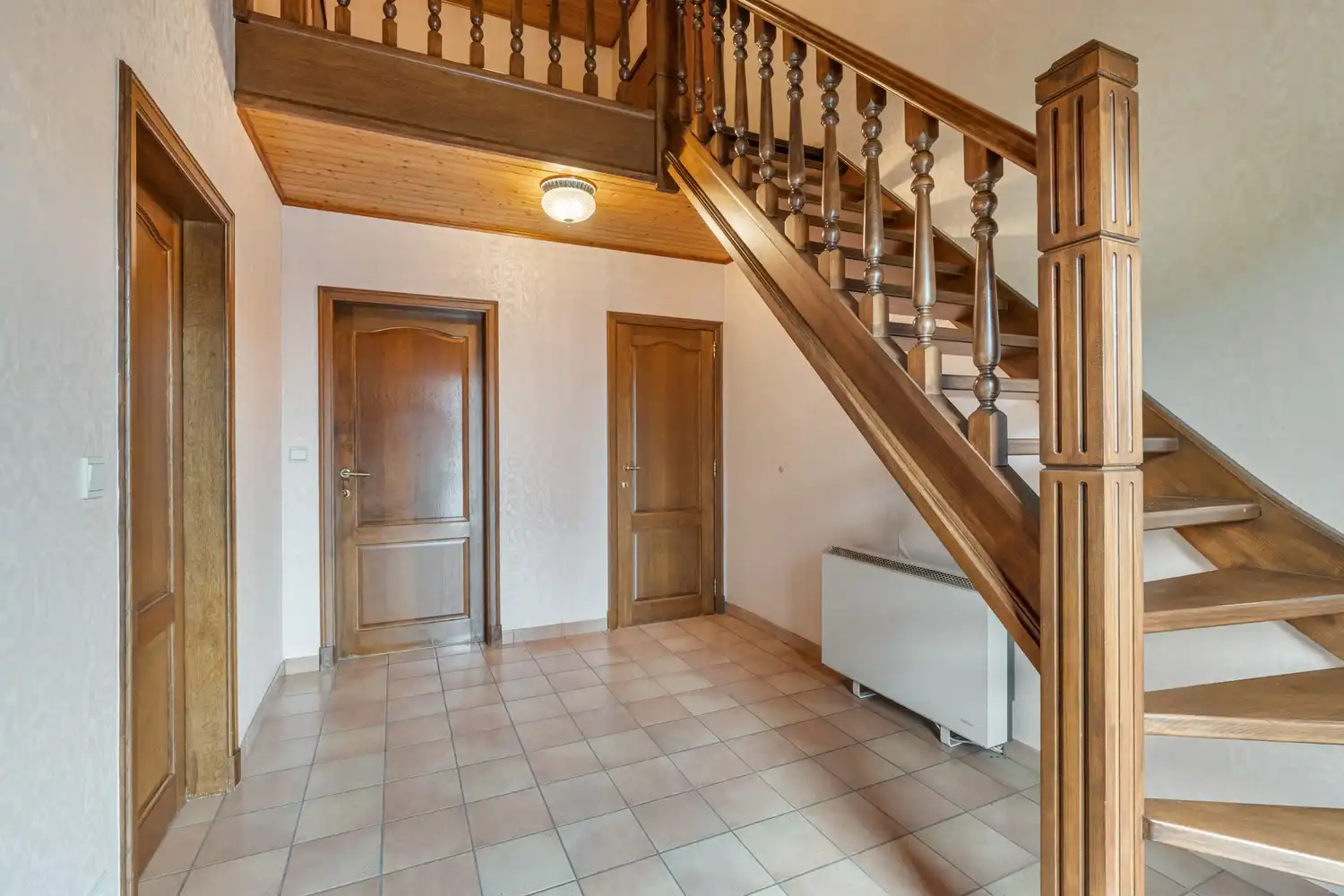 Te renoveren woning met vier slaapkamers, inpandige garage en noordwest georiënteerde tuin op een perceel van 6 are 78 ca te Begijnendijk ! foto 2