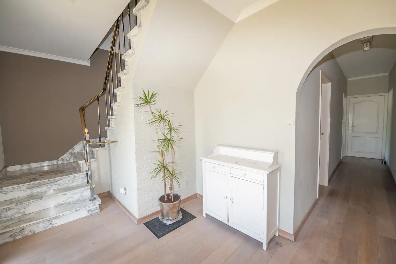 Ruime woning in "De Piste" met garage & tuin te huur! foto 2