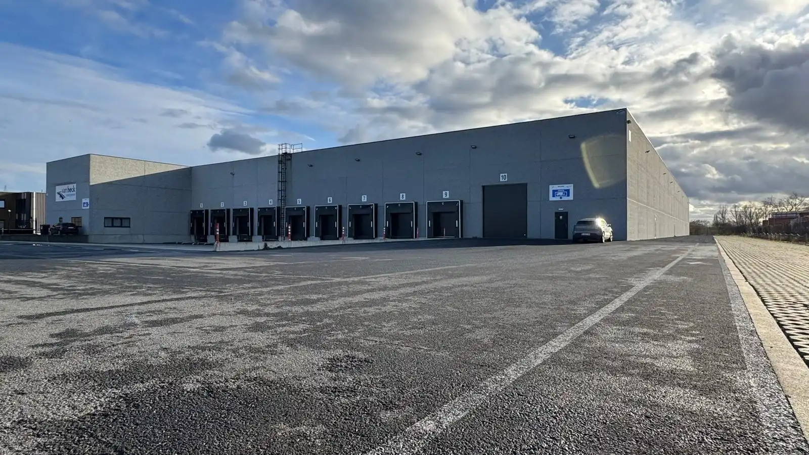 Magazijn met 5 laad- en loskades te huur op uitstekende locatie in Vilvoorde foto {{pictureIndex}}