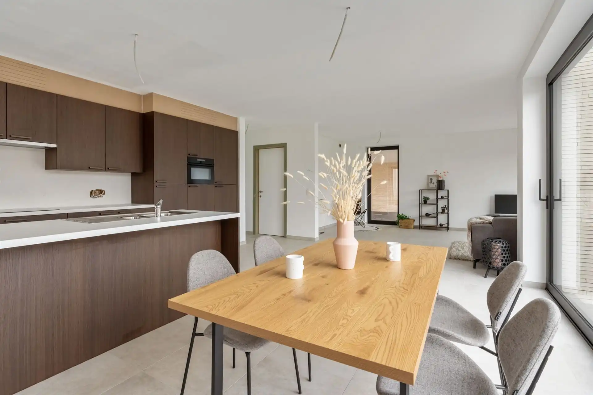 Gelijkvloerse woning met carport en tuin. foto 2