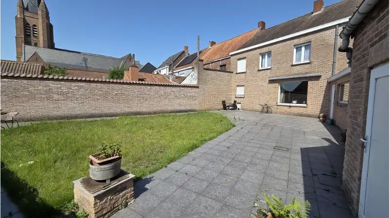 Hoofdfoto van de publicatie: Op te frissen 4-slaapkamerwoning met GARAGE en BINNENTUIN te koop in Ruddervoorde Oostkamp