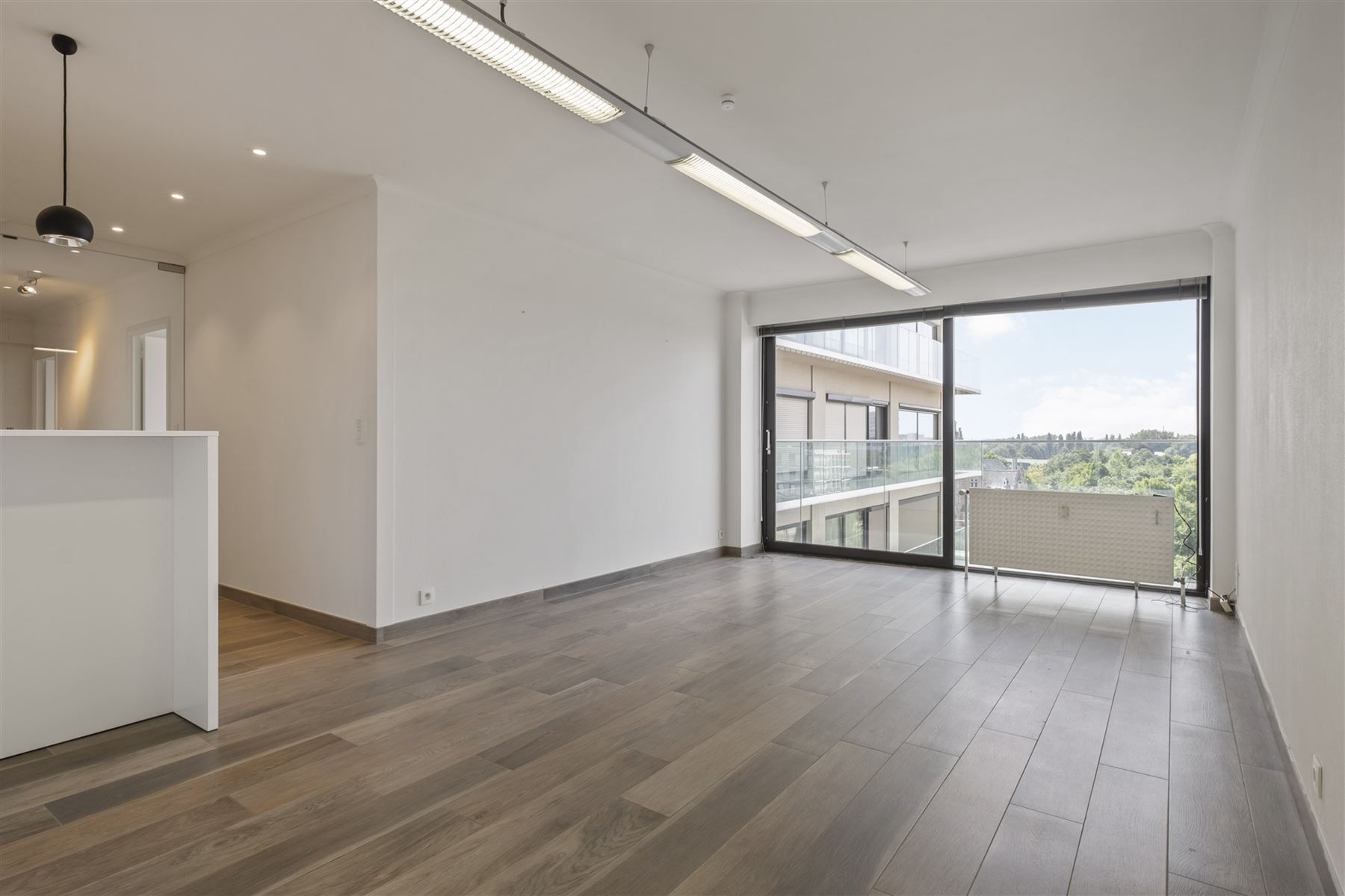 Gerenoveerd ,instapklaar appartement met garage foto 9