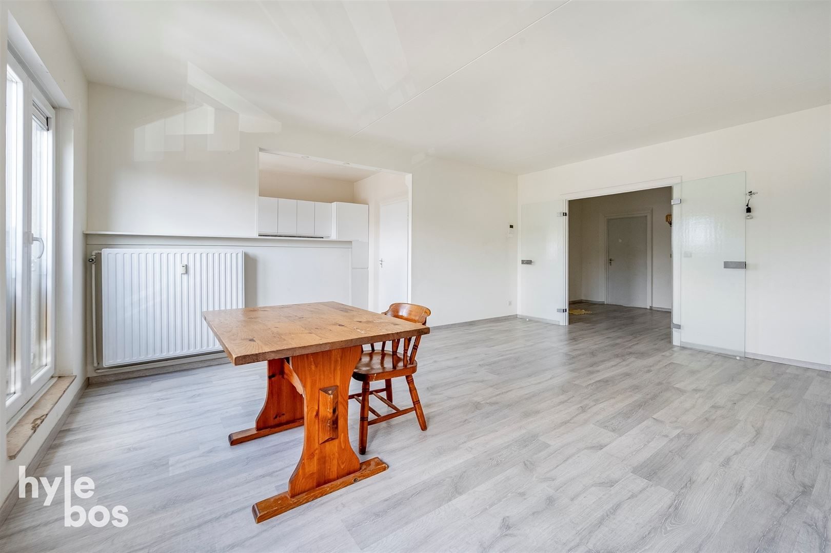 Instapklaar 2 slaapkamer appartement gelegen op de Markt van Moerbeke foto 5