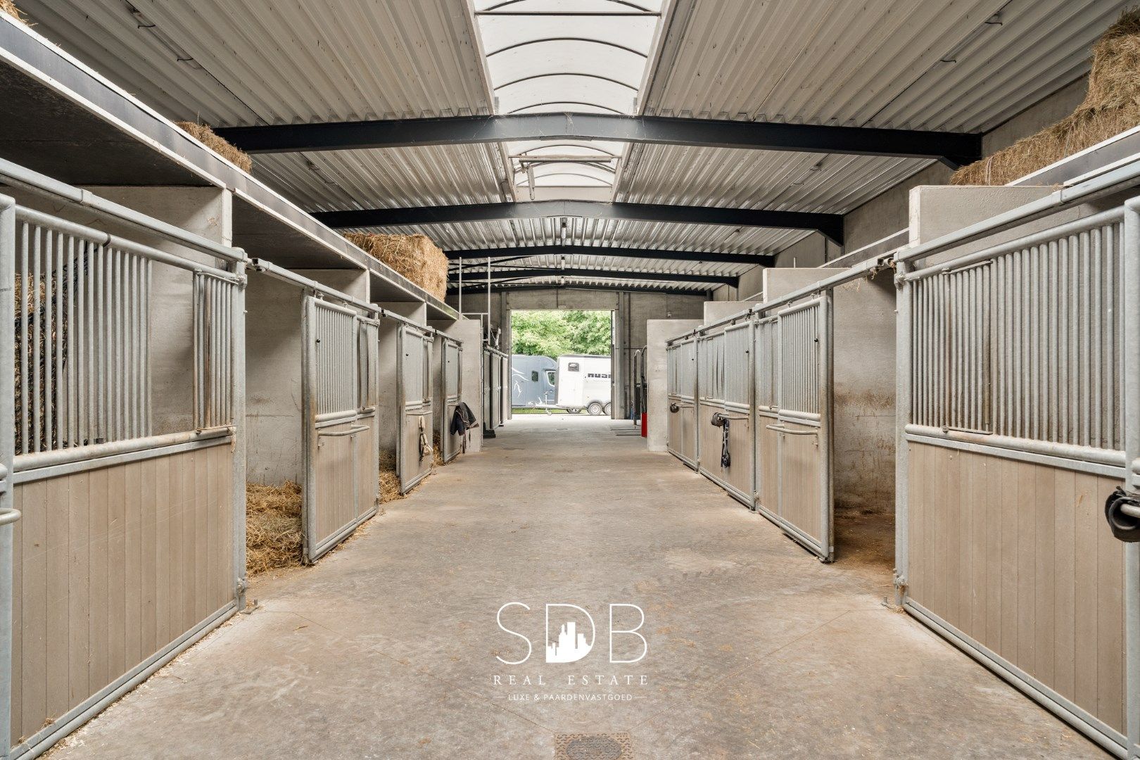 Prachtige villa met hippische accommodatie en graslanden op +/- 23 ha foto 40