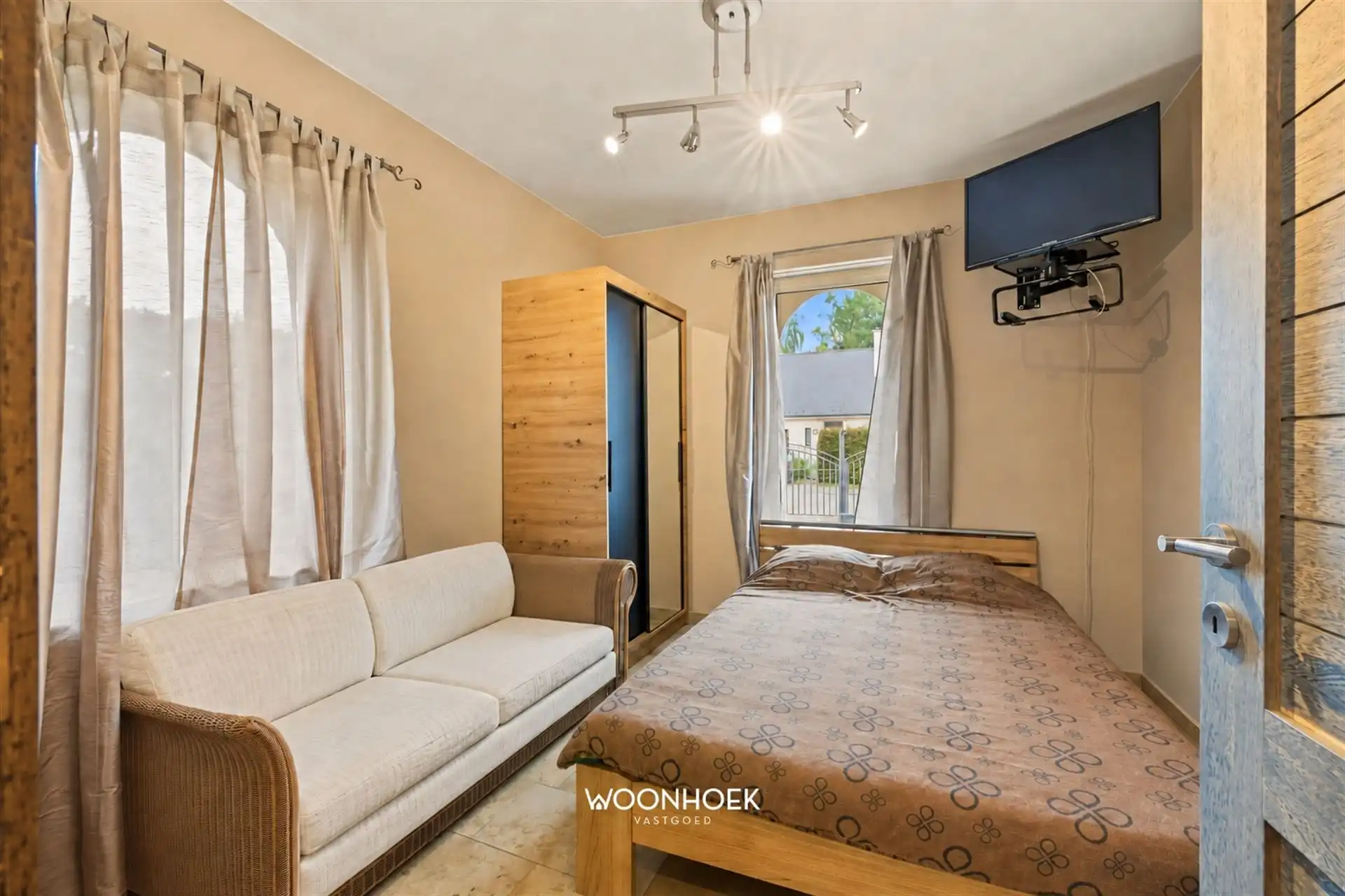 Exclusieve villa met panoramisch uitzicht en magazijn.  foto 19