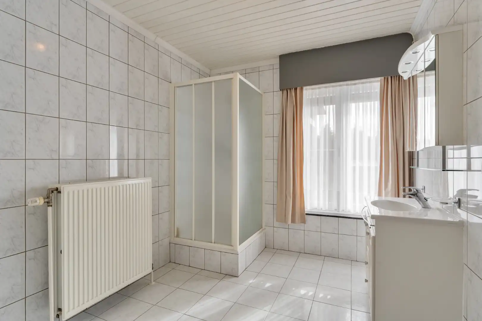 Op te frissen, halfvrijstaande gelijkvloerse woning gelegen in een rustige omgeving op 8a58ca. foto 15