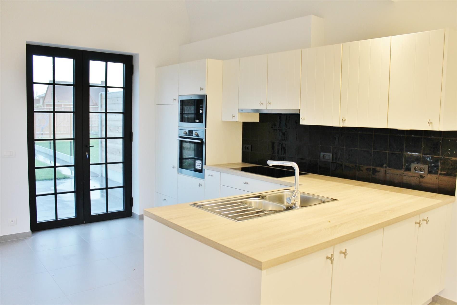Prachtige instapklare nieuwbouwwoning met garage en tuin foto 6